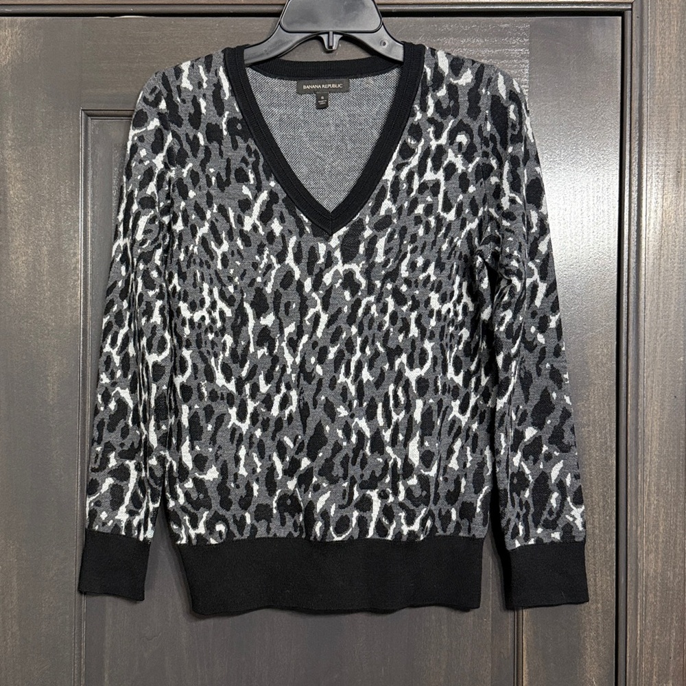 Banana Republic women's v neck Animal print merino‎ wool blend sweater S